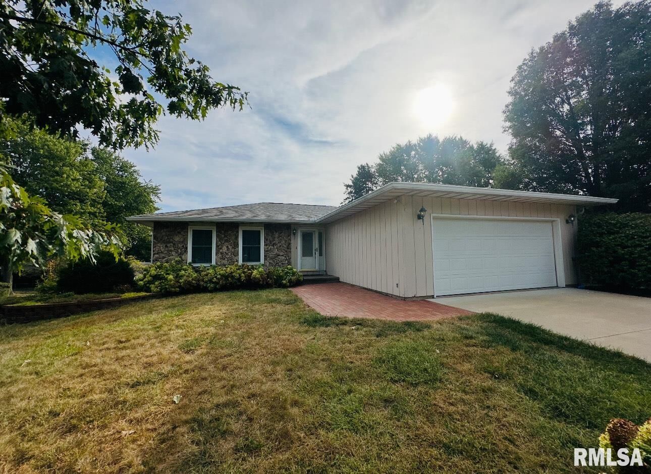 Property Photo:  327 Arbor Vitae Drive  IL 61548 