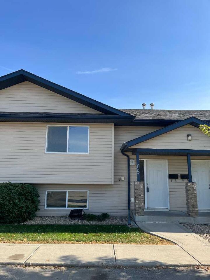 65 Leung Place  Blackfalds AB T0M 0J0 photo