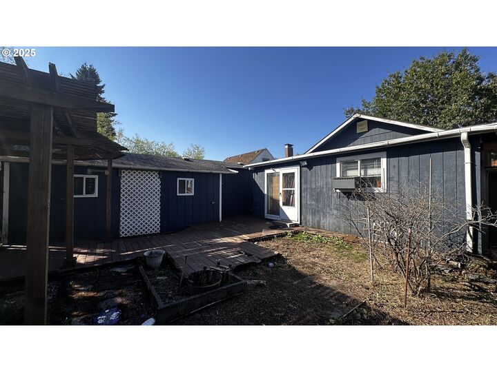 Property Photo:  920 NE 77th Ave  OR 97213 