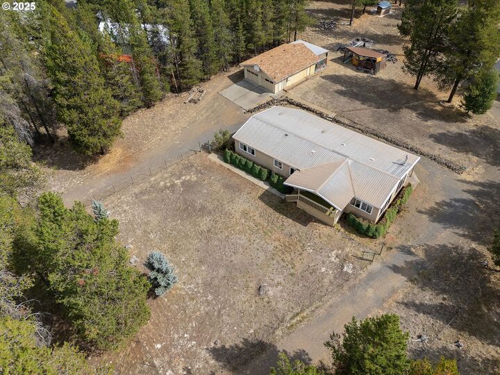 Property Photo: 52128 Stearns Rd OR 97739