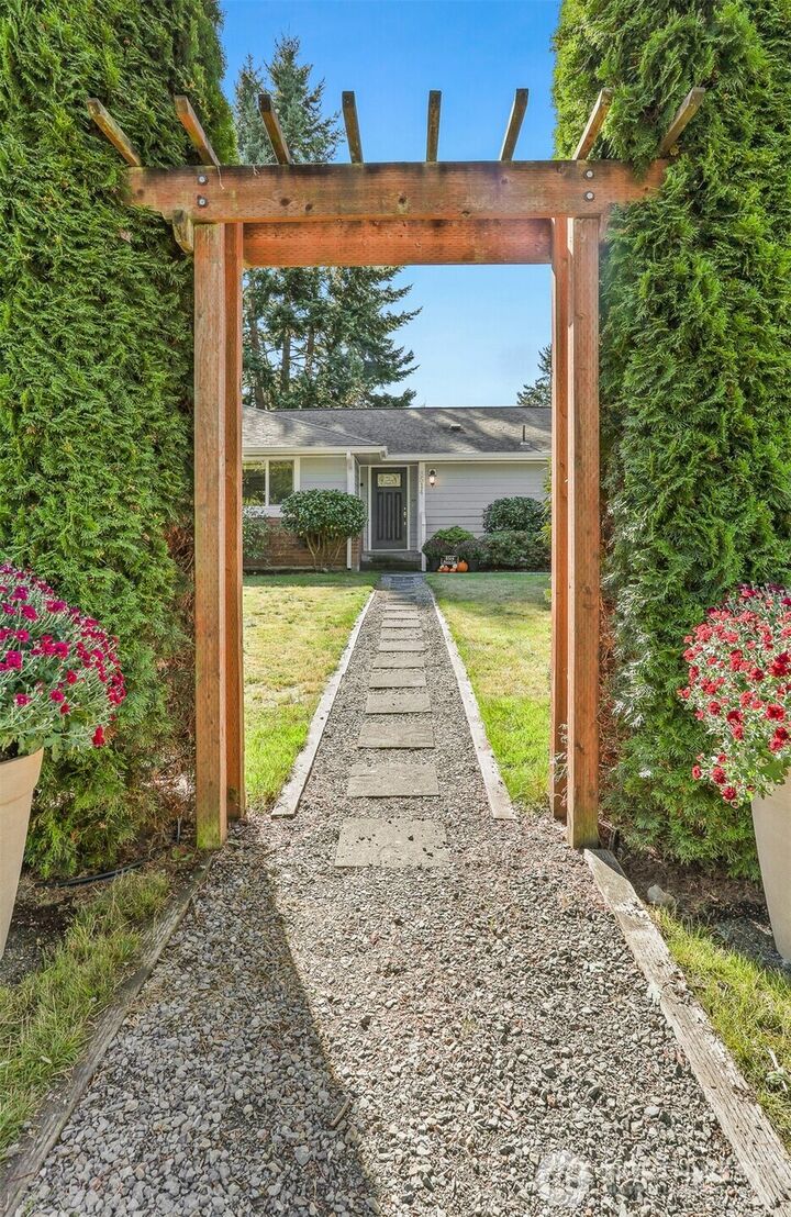 Property Photo:  8514  Madrona Lane  WA 98026 