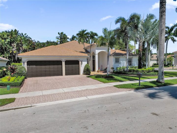 Property Photo:  2496 Eagle Run Drive  FL 33327 