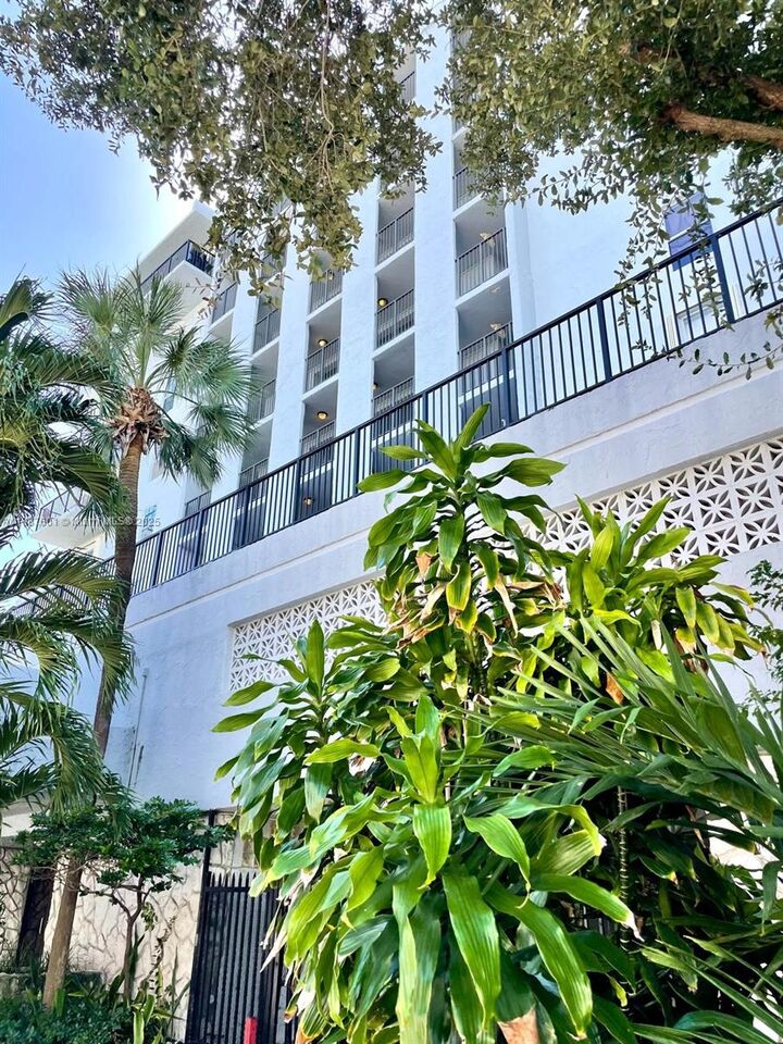 Property Photo: 899 West Ave 5C FL 33139