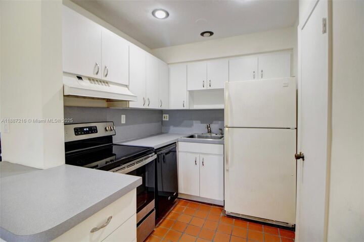 Property Photo: 8701 SW 141st St B4 FL 33176