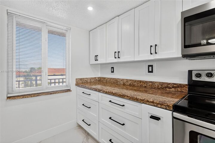 Property Photo:  