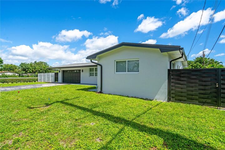 Property Photo: 1621 NW 85th Way FL 33024