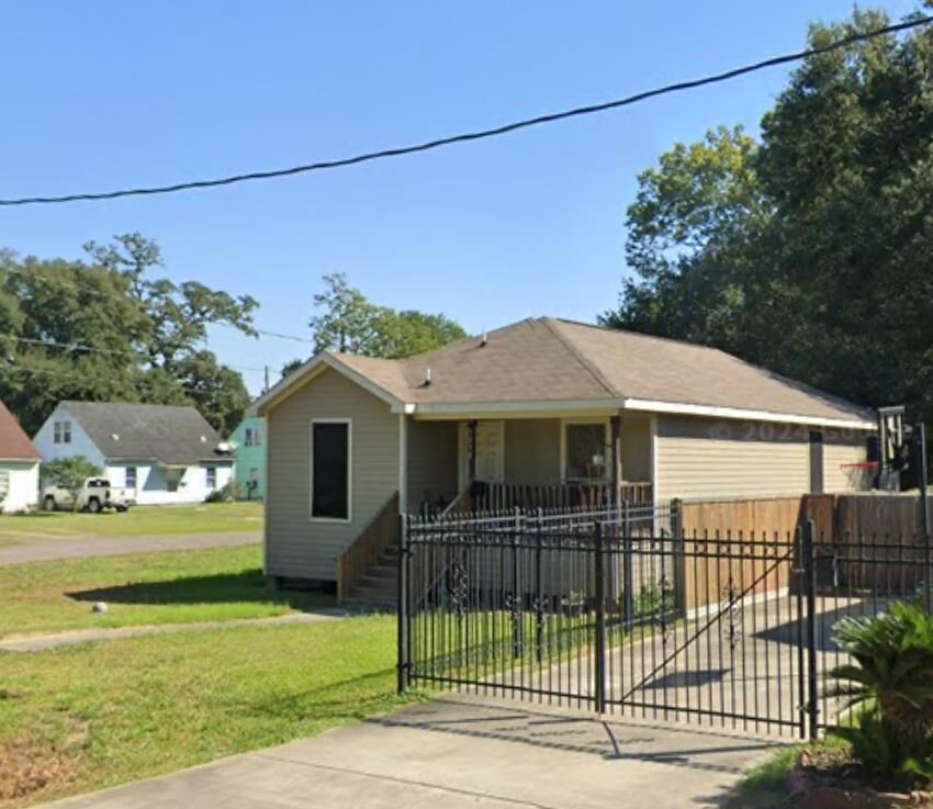 Property Photo:  1098 N 6th St.  TX 77701 