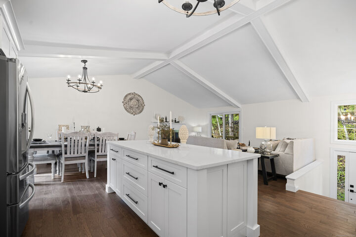 Property Photo:  8 Crane Place  CT 06070 