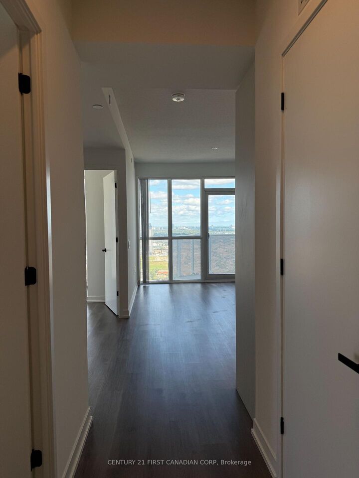 Property Photo: 28 Interchange Way N D-3705 ON L4K 0P8