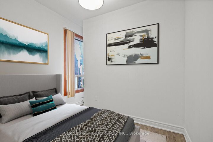 Photo de la propriété: 300 Montrose Avenue ON M6G 3G8