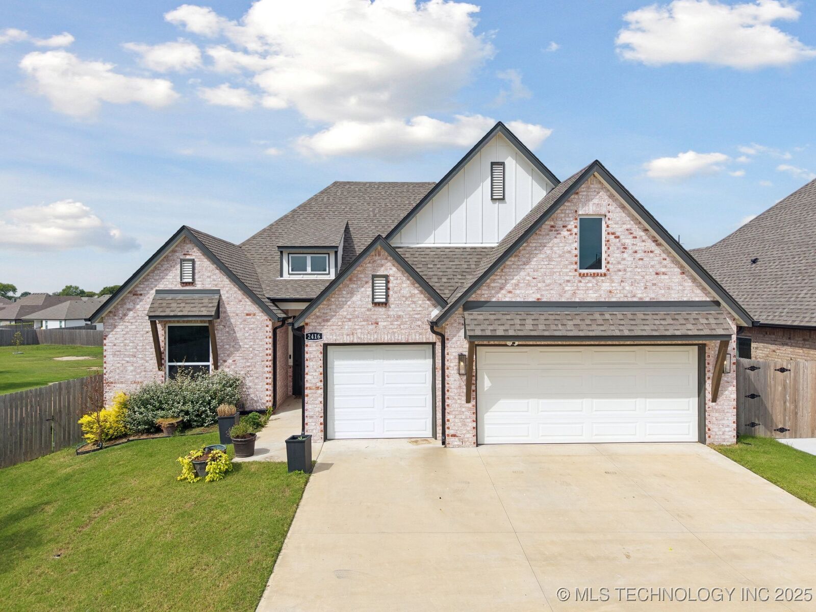 Property Photo:  2416 W Lansing Place  OK 74012 