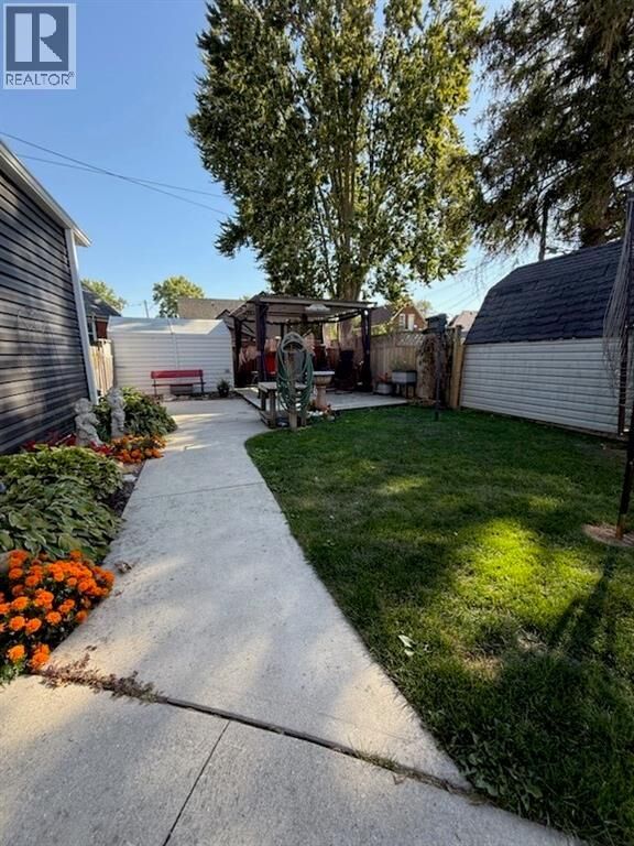 Property Photo:  21 Gillard Street  ON N8A 1M8 
