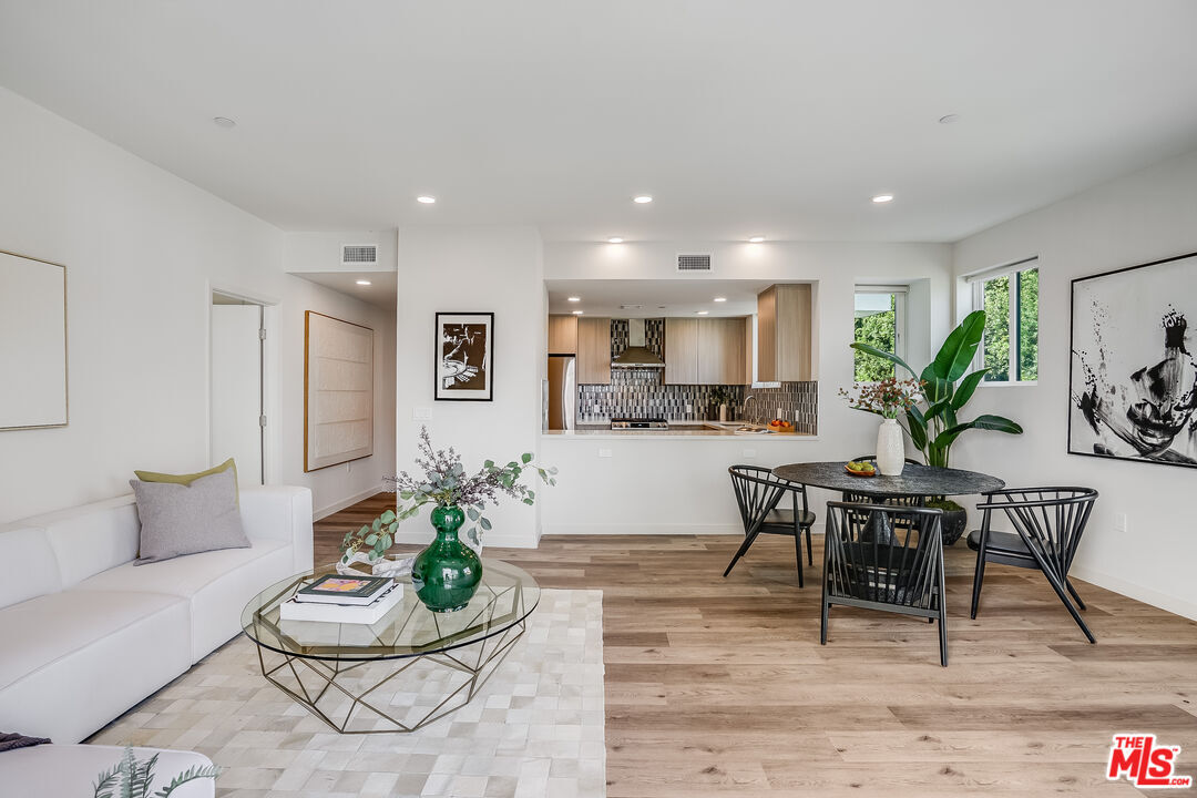 Property Photo:  1101 S Bedford St  CA 90035 