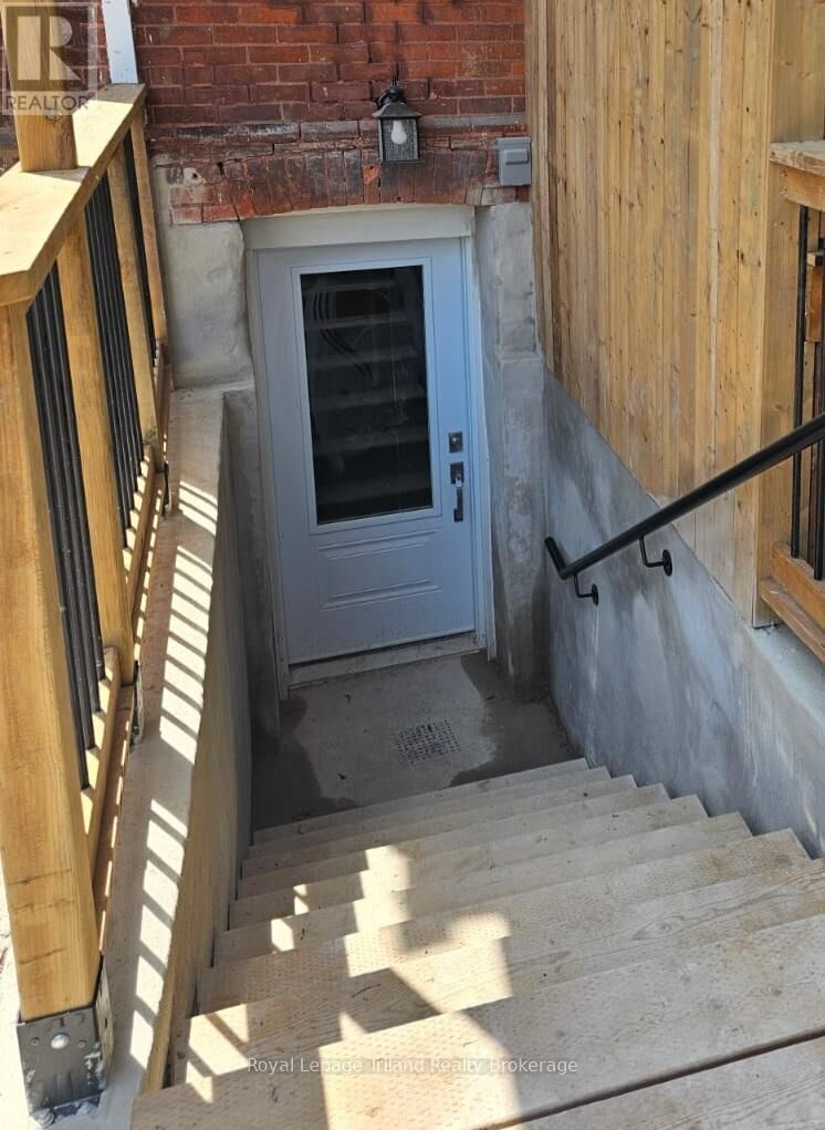 Property Photo:  565 Peel Street 4  ON N4S 1K5