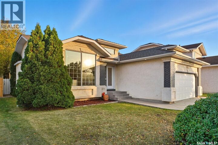 Property Photo:  302 Blackthorn Crescent  SK S7B 1V1 