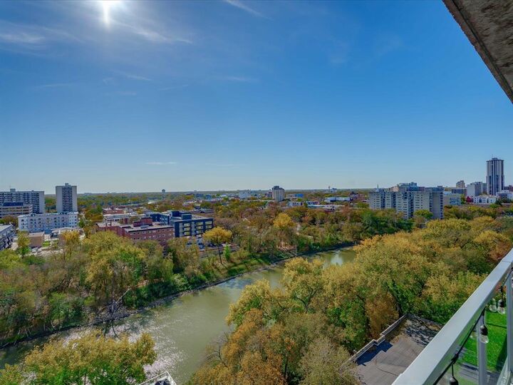 390 Assiniboine Avenue  Winnipeg MB R3C 0V2 photo