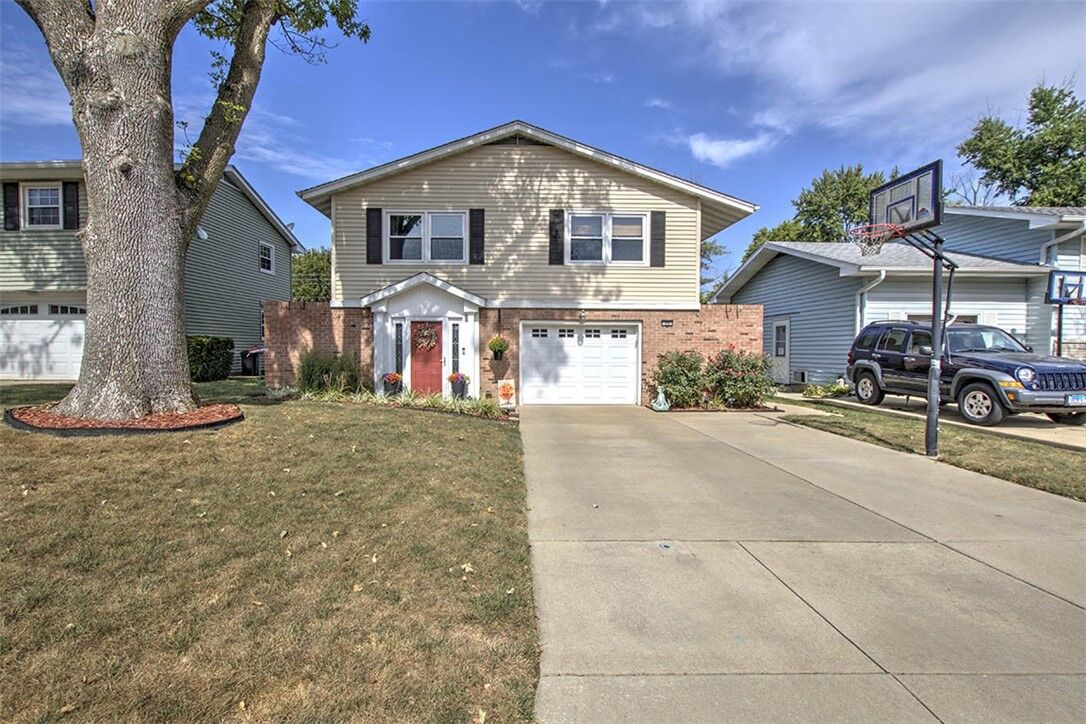 3 bed Decatur home for sale: 98 Ridgeway Drive, Decatur, IL 62521