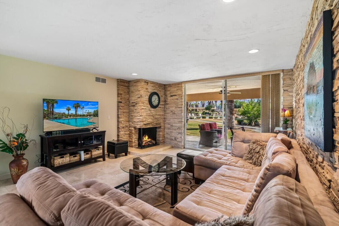 Property Photo:  72887 El Paseo 601  CA 92260 