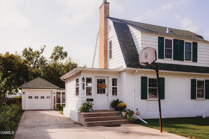 Property Photo: 718 3rd Street NE ND 58401