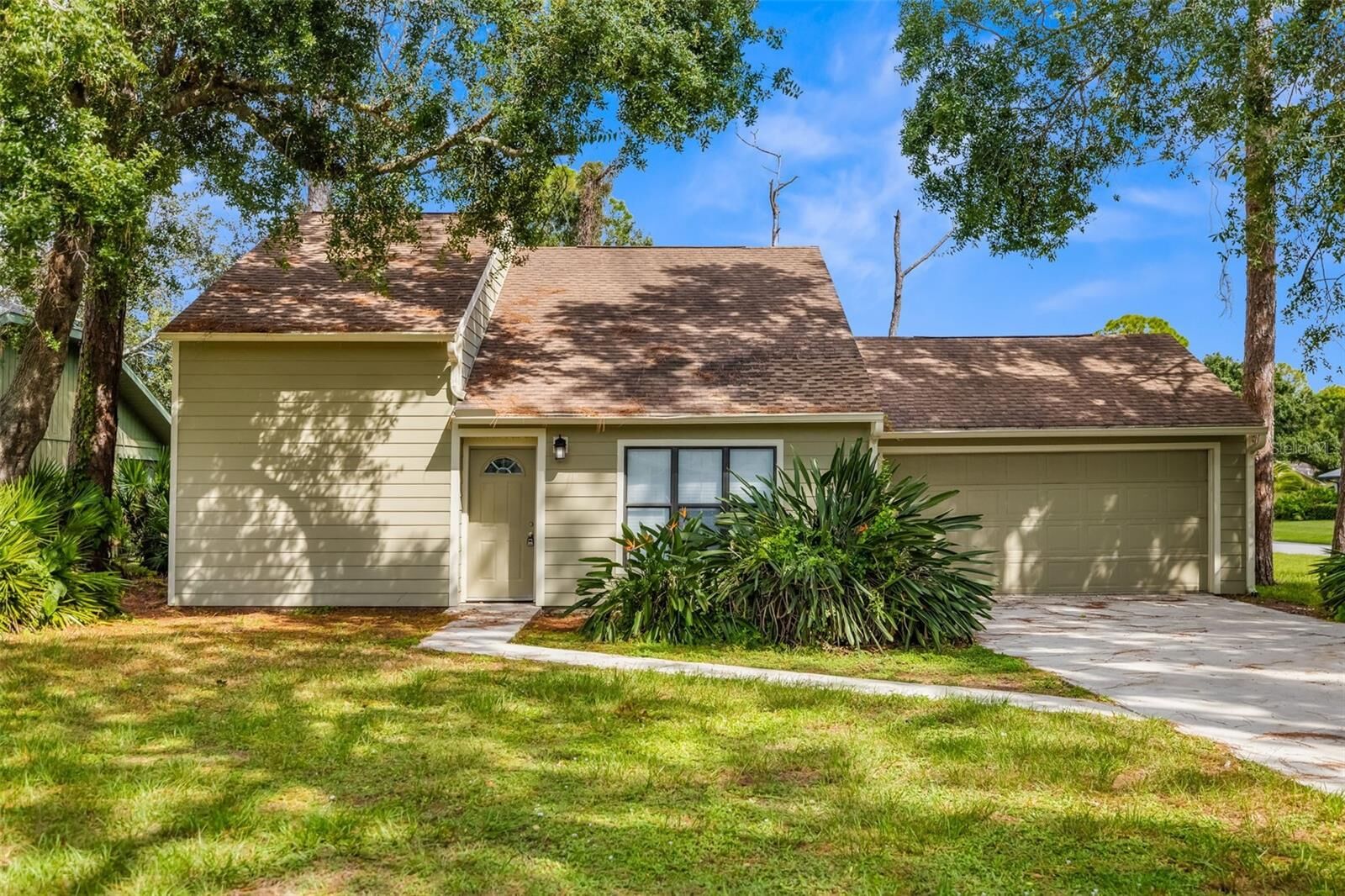 Property Photo: 2004 Wood Hollow Place FL 34235