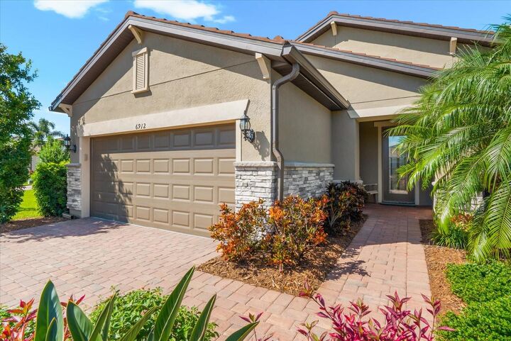 Property Photo: 6912 Gosport Cove FL 34202