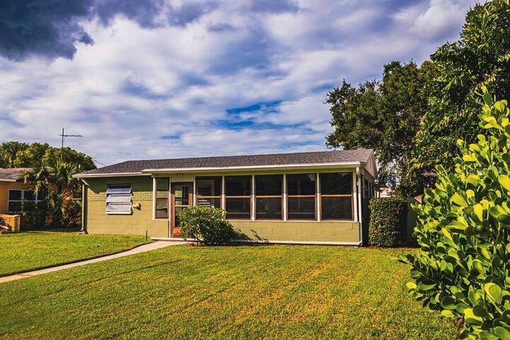 Property Photo:  775 40th Avenue NE  FL 33703 