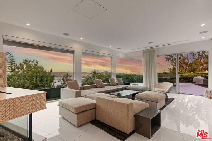 Property Photo:  1377 Miller Place  CA 90069 