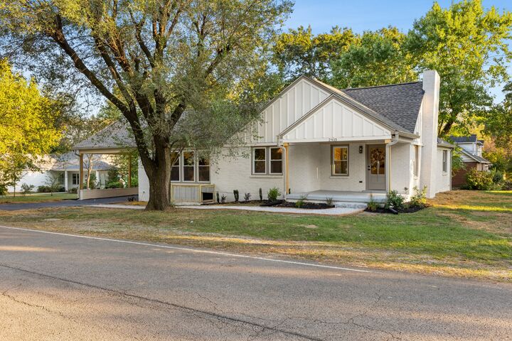 Property Photo: 2910 Simmons Ave TN 37211