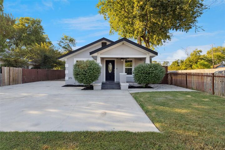 Property Photo: 3000 Burchill Road S TX 76105