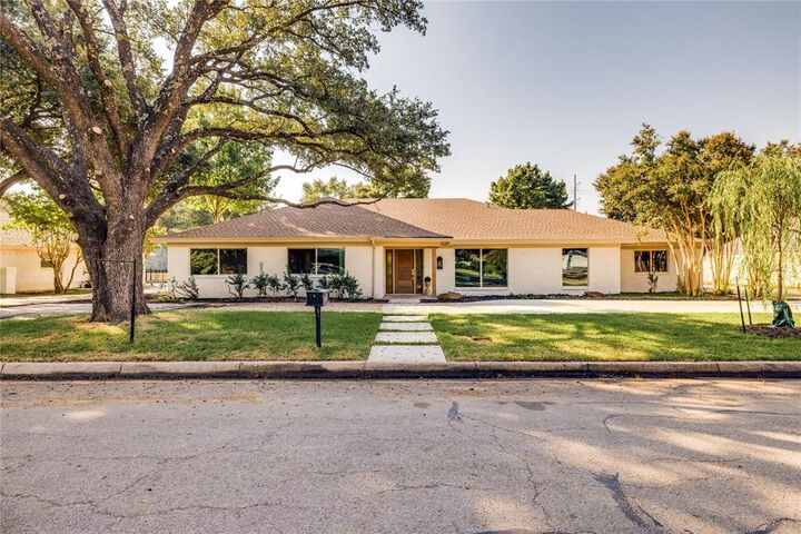 Property Photo: 7017 Serrano Drive TX 76126