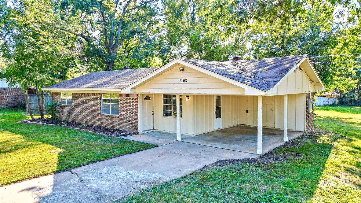 Property Photo: 1108 SE E Street AR 72712