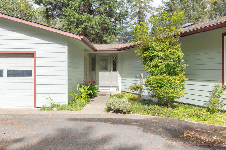 Property Photo: 539 Highland Ranch Road OR 97526