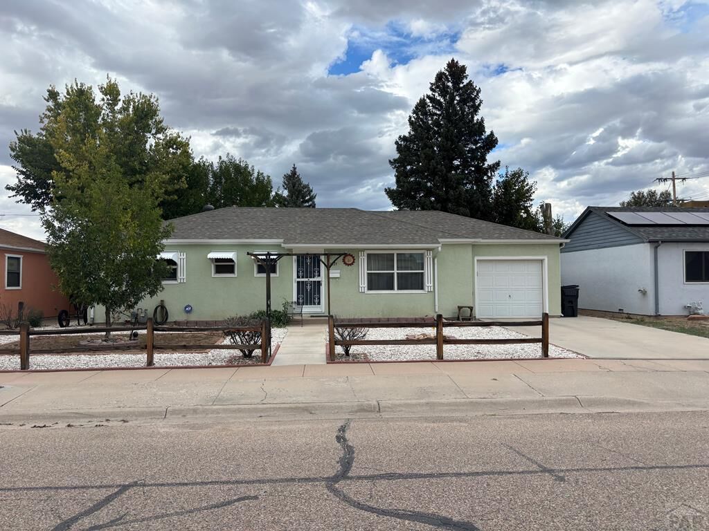 Property Photo: 1221 Maudslay Ave CO 81001