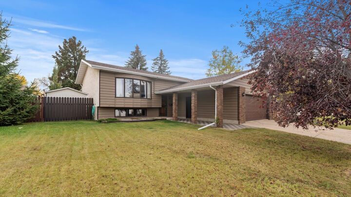 Property Photo: 6107 36 Avenue AB T4V 4A7