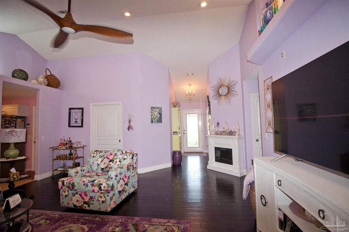 Property Photo: 2301 Majestic Dr FL 32534