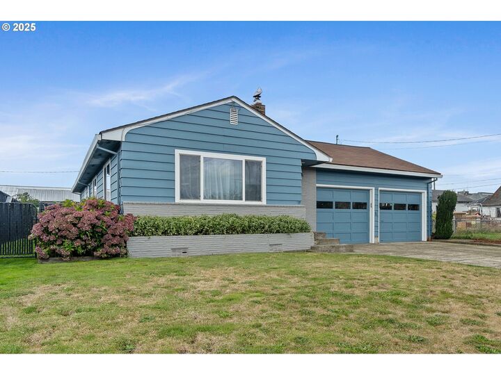 Property Photo:  412 Birch Ave  OR 97141 