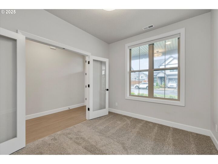 Property Photo:  1009 NE 17th Ave  OR 97013 