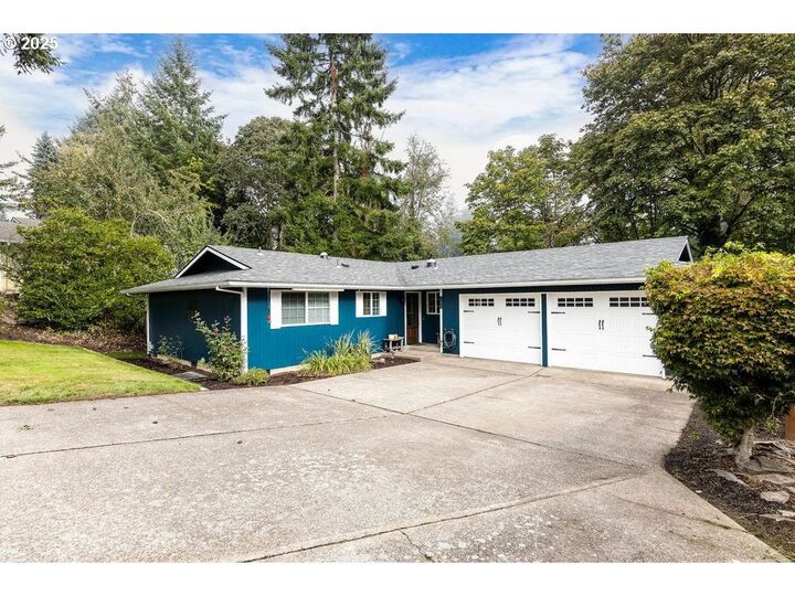 Property Photo:  913 SE Angella Ct  OR 97128 