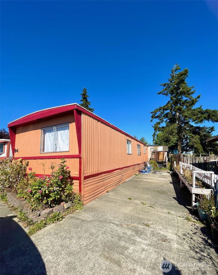 Property Photo:  700  Crosby Avenue 84  WA 98277 