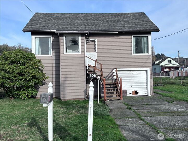Property Photo: 208 E King St WA 98520