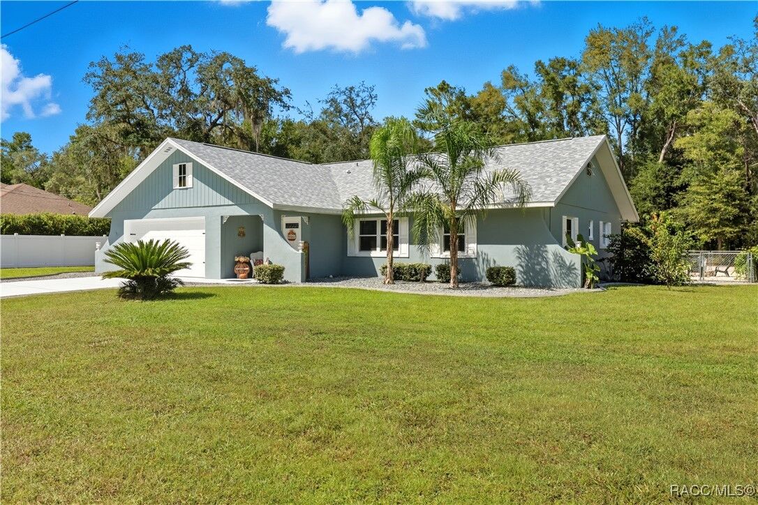 Property Photo: 1655 W Dock Place FL 34434