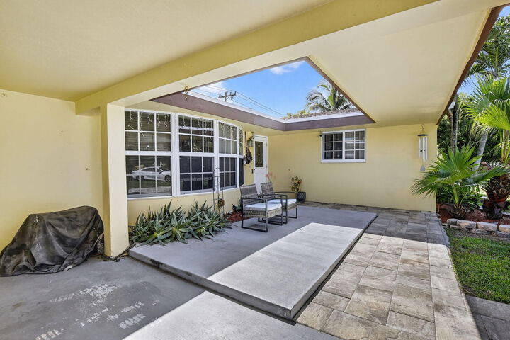 Property Photo:  202 SW 52nd Avenue  FL 33317 