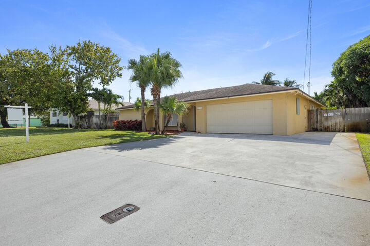 Property Photo:  2718 Northside Drive  FL 33462 