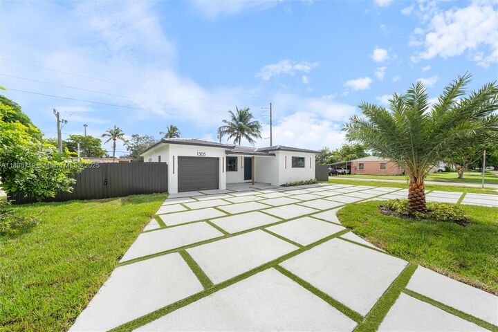 Property Photo:  1305 N 31st Rd  FL 33021 