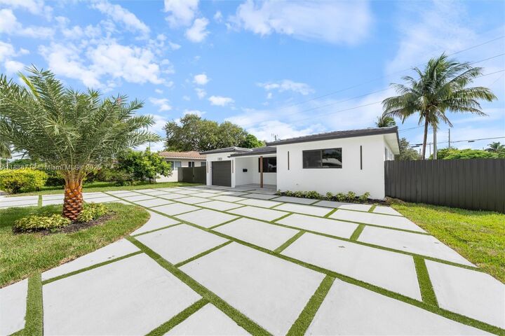 Property Photo: 1305 N 31st Rd FL 33021