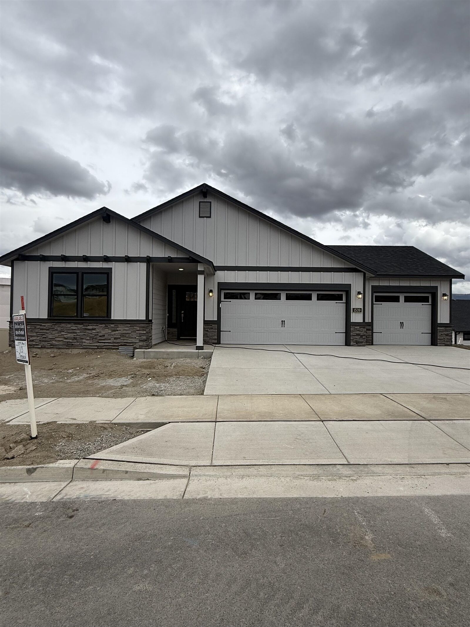 Property Photo:  1539 S Moen St 1/3 Orchard  WA 99016 