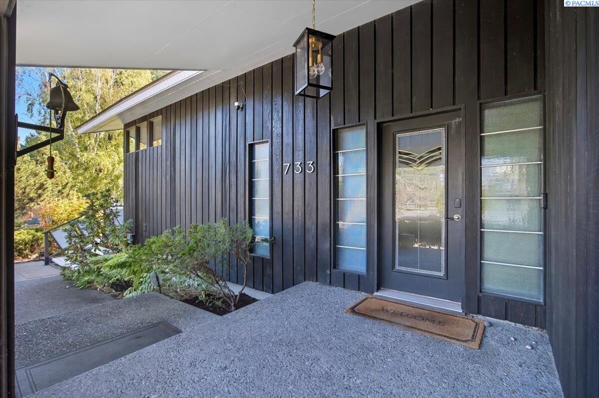 Property Photo: 733 Snyder St WA 99354