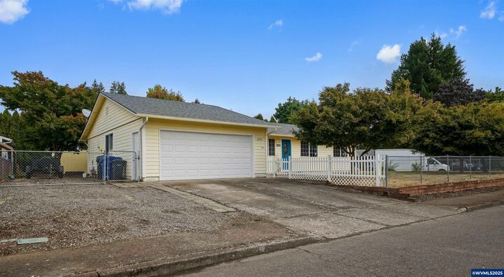 Property Photo: 2435 Tynel Ct NE OR 97303