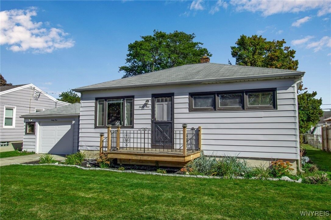 Property Photo:  39 Emerald Drive  NY 14224 