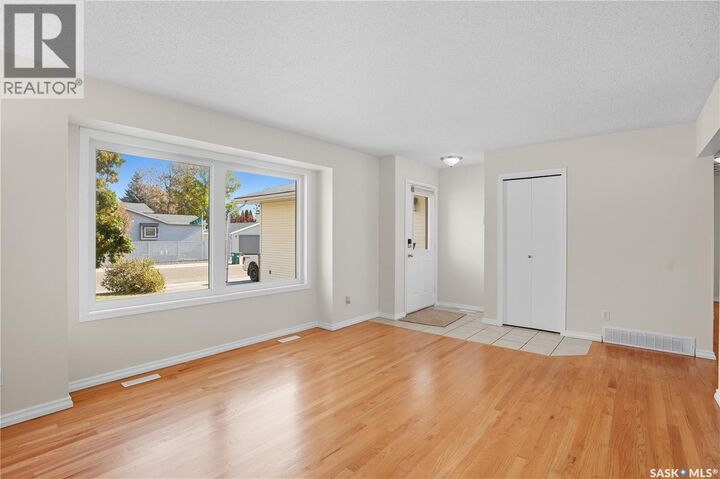 Photo de la propriété: 102 Bonli Crescent SK S7N 3Z8